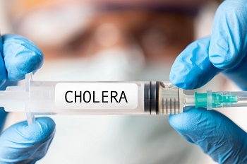 Female,Doctor,With,A,Mask,Shoulder,Holding,Syringe,And,Cholera