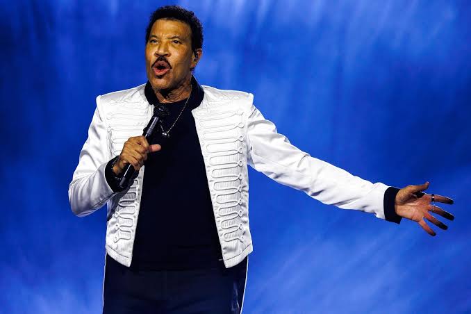 Lionel Richie in ICU After Concert Rushed to Hospital